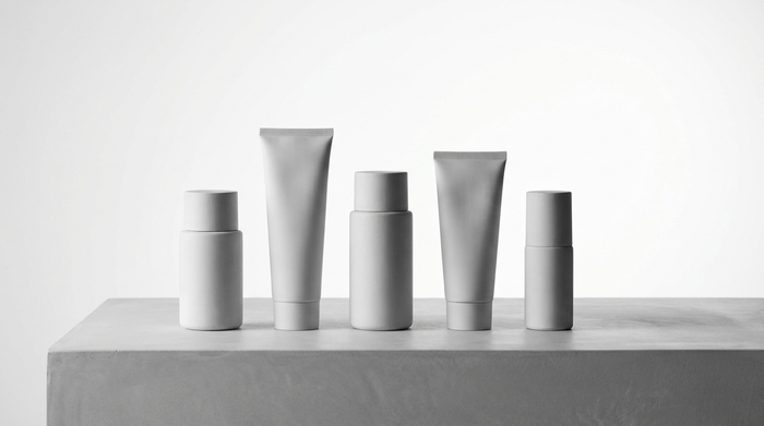 Flaconi skincare uomo senza marca allineati per confronto, still life editoriale monocromo HBSKN