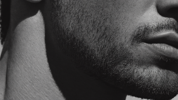 Texture macro monocromatica che evoca la pelle sotto la barba, tema skincare con la barba per uomo HBSKN