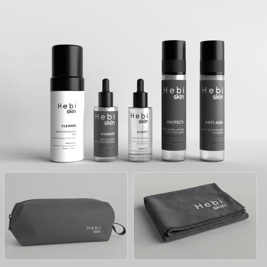 Linea completa HBSKN Hebi Skin: CLEANSE, HYDRATE, PURIFY, PROTECT+, ANTI-AGE+, Oxford Bag e Microfiber Towel su sfondo grigio