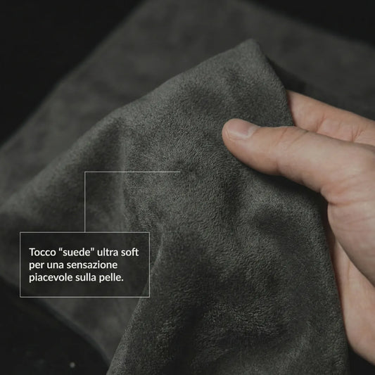 Microfiber Towel HBSKN in tessuto ultra soft grigio scuro, toccata da mano maschile