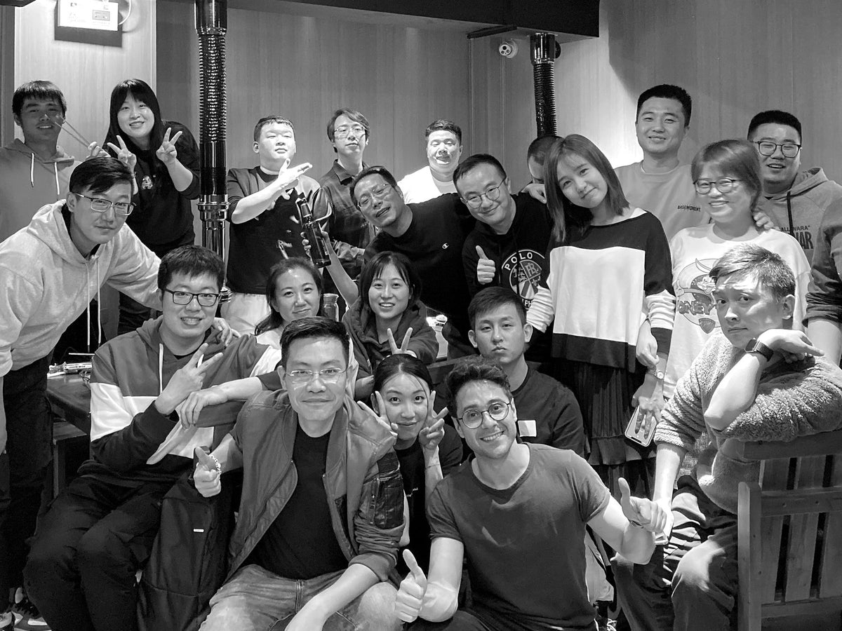 Francesco Di Geso con una parte del suo team in Cina, 2019