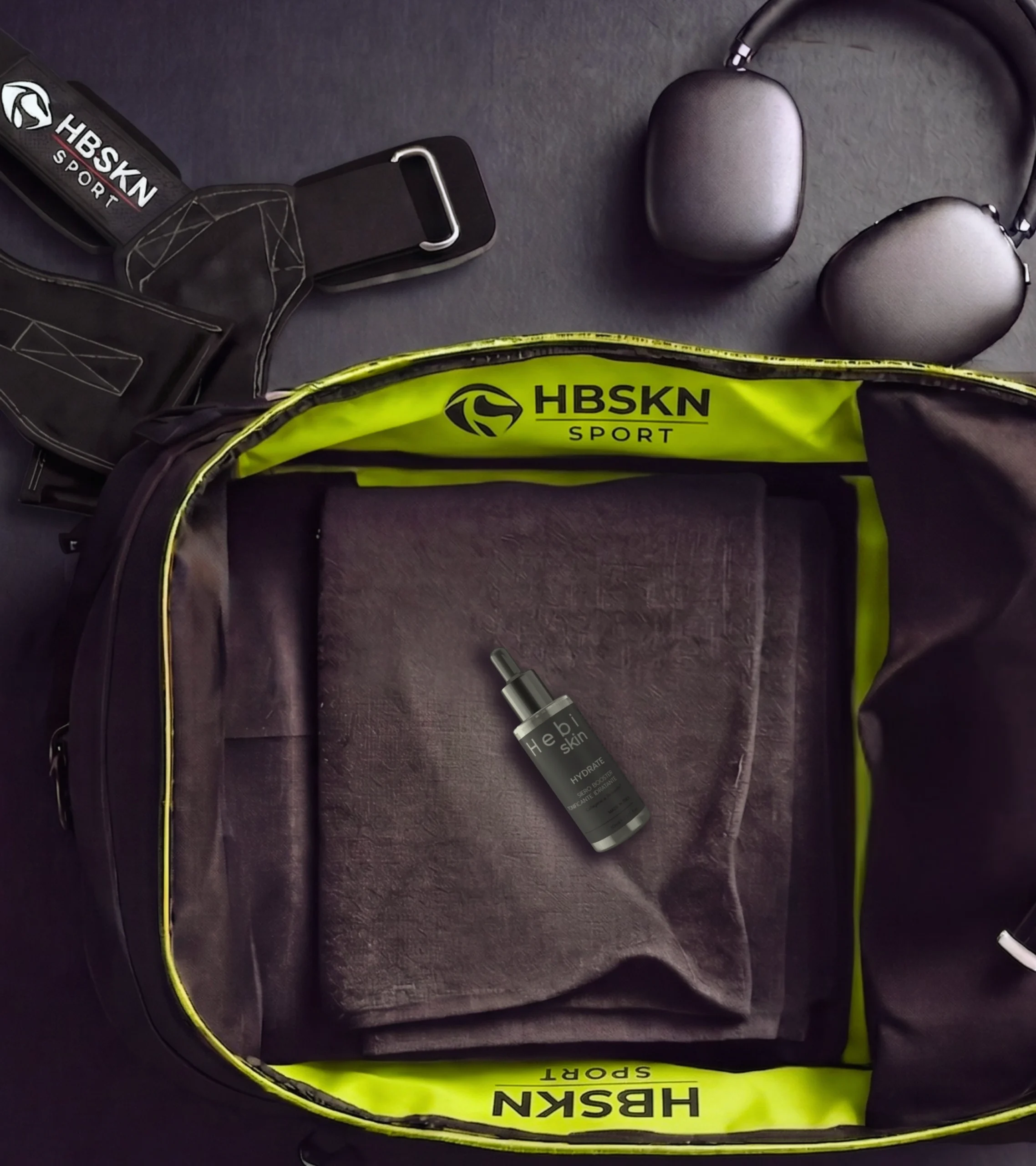 HYDRATE all'interno di un borsone da palestra aperto visto dall'alto