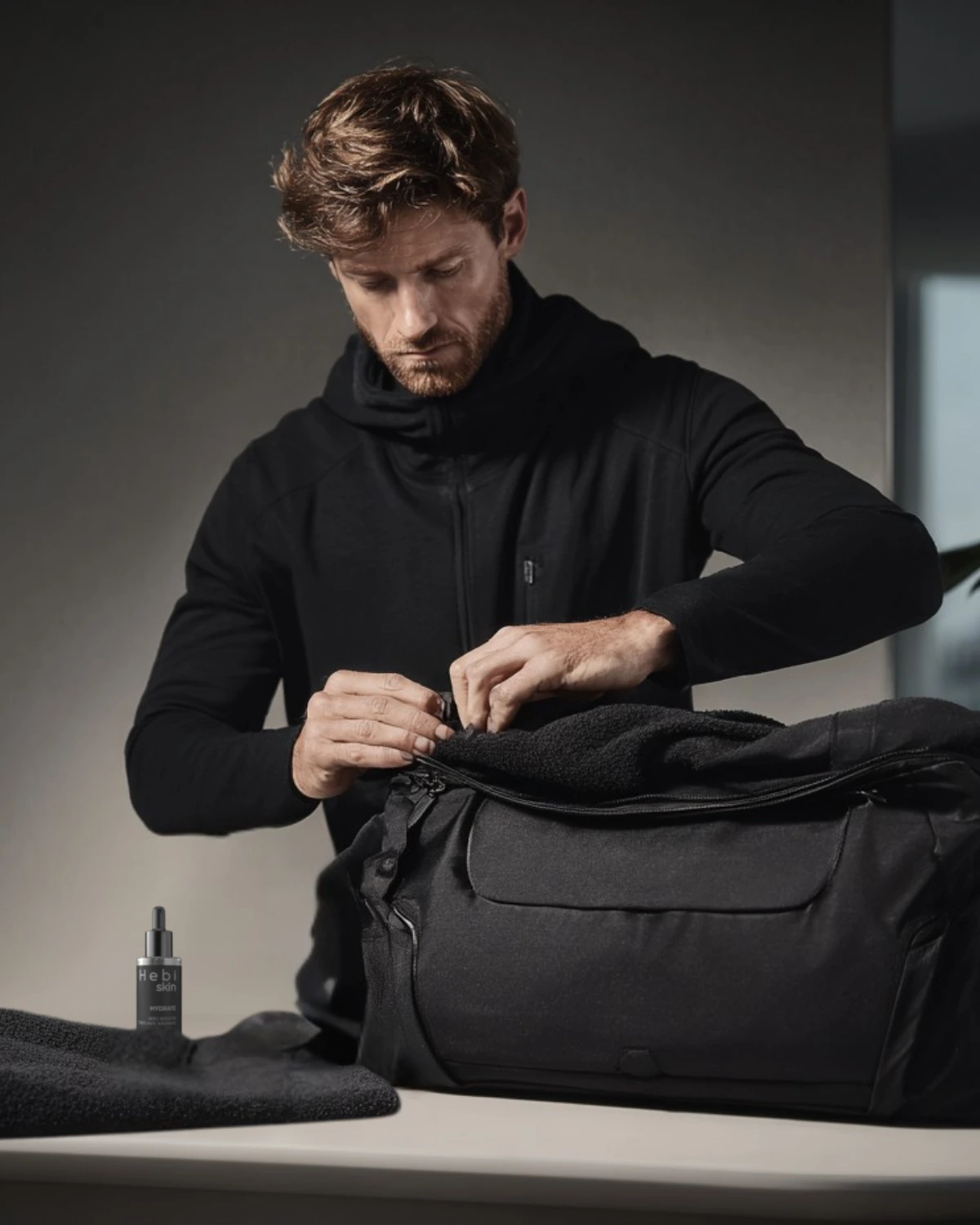 Atleta si prepara velocemente dopo la palestra usando HYDRATE dal borsone