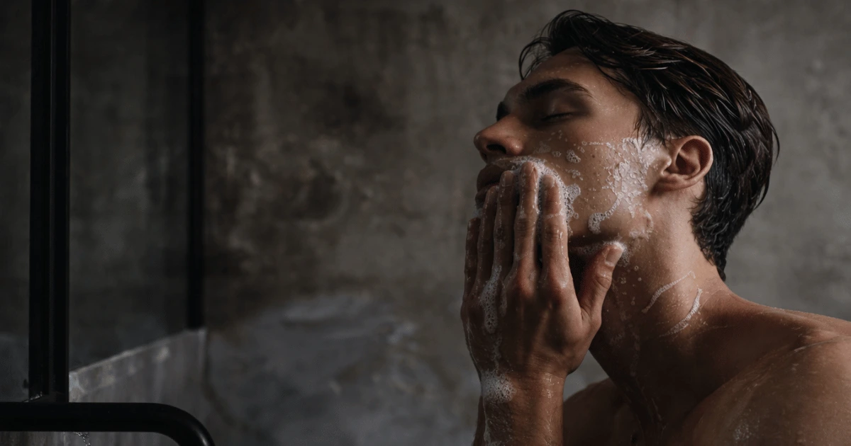 Uomo con pelle sensibile