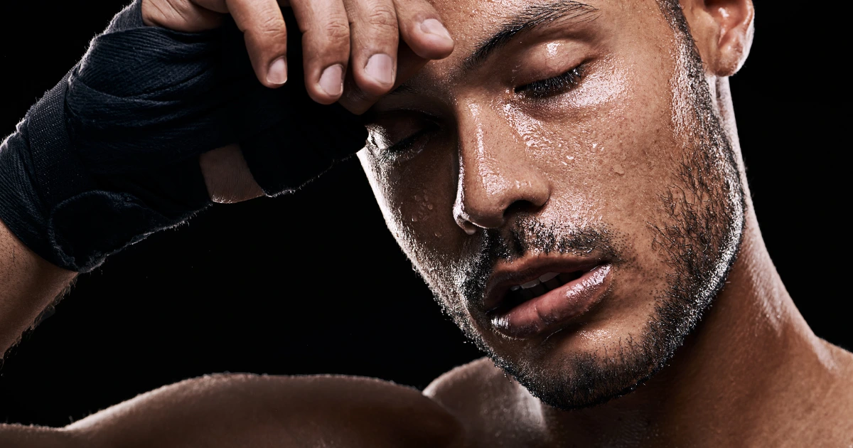 Uomo sudato palestra